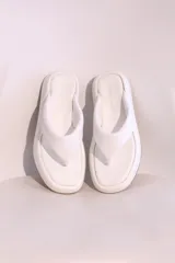 Sandalias negras de cuero sintético con plataforma y diseño de tanga.