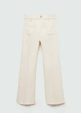 Jeans de tiro medio color blanco roto, estilo acampanado, con bolsillos de parche delanteros y traseros, trabillas para cinturón y cierre frontal con cremallera y botón.