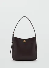 Bolso de hombro tipo hobo en color marrón oscuro, con diseño estructurado, cierre de botón a presión y detalle metálico frontal.