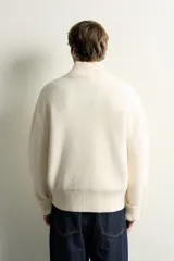 Jersey de hombre con textura efecto pelo, corte boxy fit, cuello perkins con cierre frontal de cremallera, manga larga y acabados en rib.