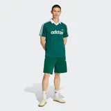 Camiseta Adidas Originals Archive de corte clásico, color verde con rayas verticales sutiles, cuello polo y escote en V blancos. Presenta mangas corta con las clásicas tres tiras blancas en los hombros, el logo del trifolio y la inscripción "adidas" en el centro del pecho en color blanco.