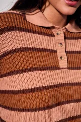 Sweater de punto con diseño de rayas horizontales en color marrón y azul. Presenta cuello tipo polo con cierre frontal de tres botones y mangas largas con puños acanalados. Posee un corte oversize.