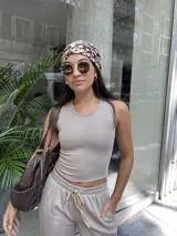 Conjunto de dos piezas compuesto por un top sin mangas de corte ajustado y un pantalón de pierna ancha con cintura elástica y cordón ajustable, confeccionado en tejido morley con textura de líneas finas.