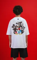 Remera oversize de algodón premium color blanco, con cuello redondo y manga corta. Presenta un pequeño estampado del personaje Mickey Mouse en el lado izquierdo del pecho.