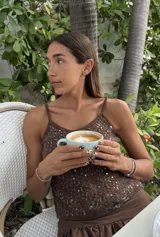 Top de breteles finos tejido en punto color marrón, con aplicación de pequeñas lentejuelas brillantes en toda la prenda.