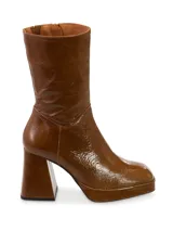 Bota de cuero color marrón con caña media, plataforma y taco cuadrado.