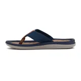 Chinelas de hombre color marrón con base texturizada y tiras de tela azul marino.