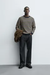 Jersey de punto con diseño de rayas horizontales en azul marino y beige, de corte regular fit. Presenta cuello redondo, manga larga y acabados en rib en cuello, puños y cintura. Confeccionado en tejido de algodón.