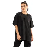 Remera negra con efecto stone wash y logo bordado en el pecho.