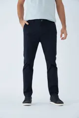 Pantalón chino de gabardina azul marino, corte slim, con logo bordado.