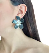 Aros dorados con forma de flor, pétalos esmaltados en marrón y centro con perla.