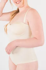 Body modelador reductor color piel, strapless, con aro y copa. Breteles regulables desmontables. Reforzado en zona abdominal para mayor contención. Broches en entrepierna con fundillo en algodón 100%.