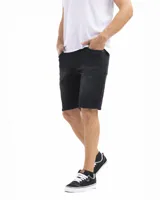 Bermuda de jean color negro, de corte recto y largo hasta la rodilla.