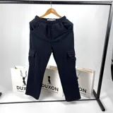 Pantalón de jogging negro con cintura elástica ajustable con cordón, bolsillos laterales y bolsillos cargo con solapa en los muslos.