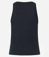 Musculosa básica de calce ajustado confeccionada en tejido rib acanalado. Presenta escote redondo y breteles medios, ofreciendo un diseño versátil y cómodo.