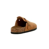 Zuecos estilo Birkenstock de color camel, con capellada cerrada, tira ajustable con hebilla metálica lateral y suela de corcho y goma.