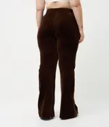 Pantalón de plush color marrón, de corte recto y tiro medio, con cintura elástica y textura acanalada.