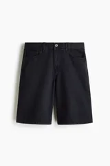 Bermuda de cinco bolsillos en denim de algodón grueso, con cintura estándar, cierre y botón, y piernas de corte relajado.