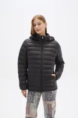 Campera negra de nylon con capucha y cierre frontal.