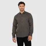Camisa de manga larga color gris oscuro, confeccionada en tencel, con cuello camisero clásico, cierre frontal con botones y sutil logo bordado en el pecho.