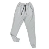 Pantalón de jogging gris melange con puños elásticos en los tobillos, cintura elástica con cordón ajustable y bolsillos laterales.