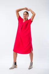 Vestido rojo de corte recto, con cuello en V y mangas cortas.