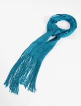 Pañuelo tipo corbatín de hilo con acabado brillante y terminación en flecos largos.