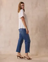 Blusa color crema de crepe con detalle de crochet en el escote, mangas cortas amplias.