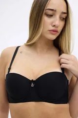 Soutien strapless blanco con aro, copas preformadas y detalle de moño con dije dorado en el centro.