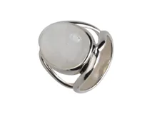 Anillo de plata 925 con piedra de la luna ovalada.