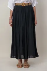 Pollera larga de color marrón, confeccionada en tela liviana con textura sutil y diseño plisado. Incluye un cinto rústico trenzado.