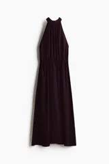 Vestido largo bordó con escote halter fruncido, cintura elástica y diseño sin mangas.