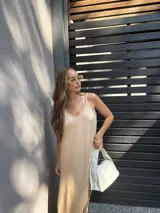 Vestido largo color beige, de viscosa, con tirantes finos, escote en V y aberturas laterales en la falda.