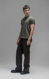 Remera de calce slim fit, confeccionada en jersey de algodón, con cuello redondo y mangas cortas con terminación en rib.