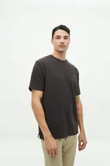 Remera de manga corta color gris oscuro, con textura de punto waffle y logo circular estampado en el pecho.