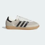 Championes Adidas Samba OG con diseño de malla transpirable y detalles en cuero. Presenta las icónicas tres bandas laterales en negro, puntera reforzada y suela de goma color caramelo.