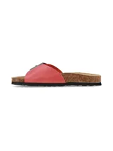 Sandalias planas Hush Puppies modelo Arena, confeccionadas en cuero de color rojo, con tira ancha ajustable mediante hebilla metálica grande. Plantilla anatómica con base de corcho y suela de goma texturizada.