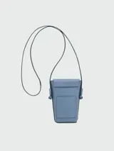 Funda para teléfono tipo crossbody de cuero granulado en color azul, con solapa frontal, cierre de botón a presión dorado y correa larga ajustable.