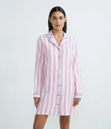 Camisón de franela de algodón con diseño de rayas verticales en blanco y rosado. Presenta cuello solapa, cierre frontal con botones y ribetes en contraste de color azul.
