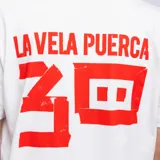 Remera blanca de manga corta con el logo de La Vela Puerca estampado en rojo en el pecho.