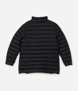 Campera puffer acolchada de corte relajado, con cuello alto, cierre frontal de cremallera y bolsillos laterales. Confeccionada en microfibra de poliamida ultraligera, resistente al agua y respirable.