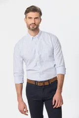 Camisa de hombre de manga larga, confeccionada en tela Oxford a rayas celestes y blancas.