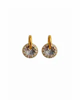 Aros tipo argolla con dije circular de resina negra y borde de strass, con estructura metálica dorada.