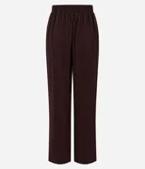 Pantalón palazzo de viscosa texturizada color marrón, de tiro alto con cintura elástica, lazo frontal regulable y bolsillos laterales.