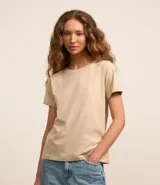 Remera básica de manga corta y cuello redondo, confeccionada en algodón. Presenta un diseño liso y corte clásico.