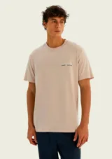 Remera de corte regular y manga corta en color naranja, con pequeño estampado tipográfico y gráfico de ancla en el pecho.