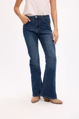 Jean de corte bootcut con tiro medio, confeccionado en denim con elasticidad. Presenta un ajuste entallado en cadera y muslos, con una leve apertura desde la rodilla hacia el ruedo.