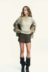 Shorts de tiro alto color verde militar, de corte recto y formal, con cierre lateral oculto.