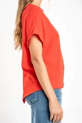 Blusa roja de corte holgado con mangas cortas.