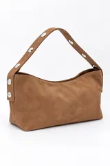 Cartera tipo bandolera de gamuza color marrón, con correa ajustable mediante hebilla y cierre superior.